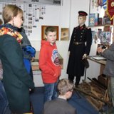 В.В. Попов рассказывает об экспонатах музея