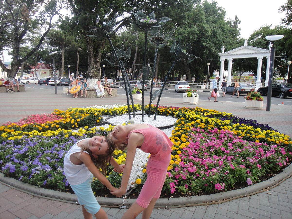 064. Цветы жизни-прогулки по Кабардинке теплым летним вечером