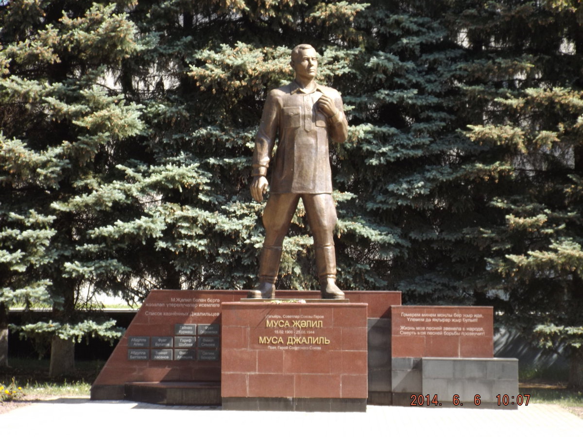 318_Памятник национальному герою