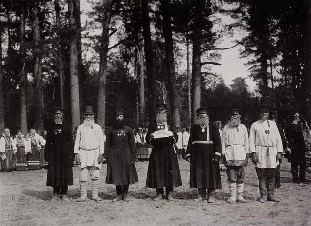 Деревенские старосты, назначенные для беседы с императором, ожидают его прибытия. Саров, 1903