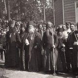 Местное духовенство и странствующий монах. Саров, 1903