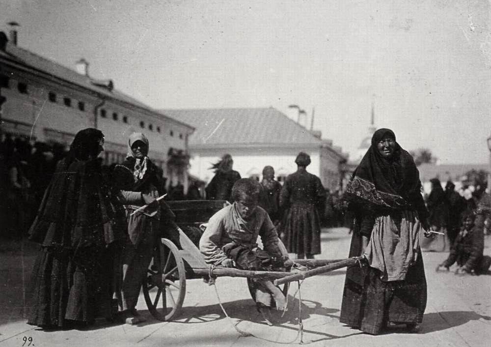 Паломники, пришедшие к монастырю в надежде исцелиться. Саров, 1903