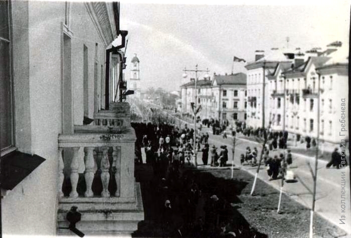 Проспект Мира (фото со 2-го этажа д. 16, Первомай 1950-х?)