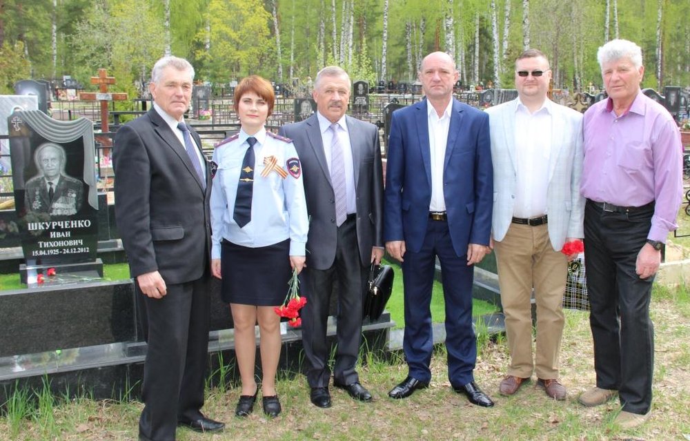 Группа посетивших могилы ветеранов ВОВ-УВД