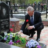 Председатель совета ветеранов УВД Н.М. Жилицин возлагает цветы