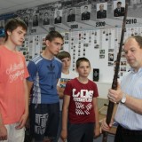 Член ОС при УВД В.А. Трифонов в музее с подростками