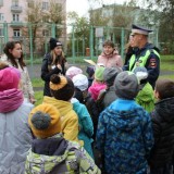 2 Полицейский вручает карту путешествия