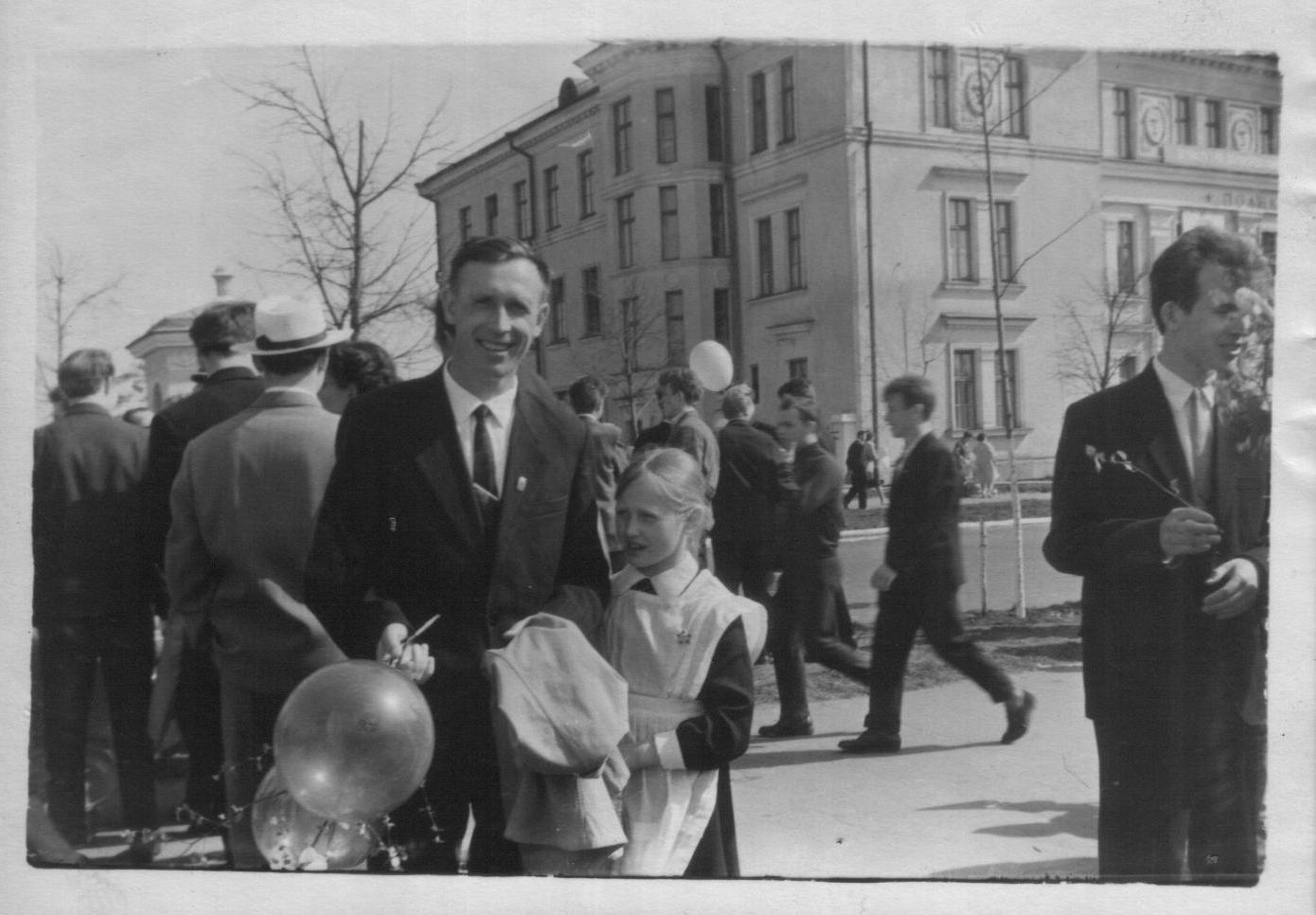 Саров Крылов Е.М.и дочь Наташа (г.р.1953) проспект Мира