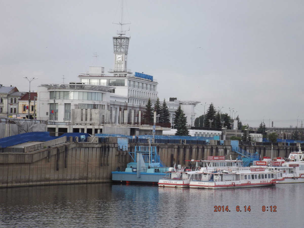 480_У главного причала толкотня мелюзги