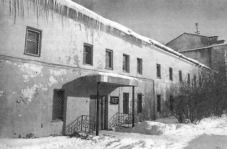 Здание богодельни, примыкает к зданию на месте храма З и С