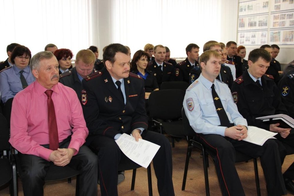 Член ОС при УВД В.В. Бесков на переднем плане