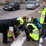 Наносят надпись у пешеходного перехода