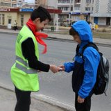Раздают значки