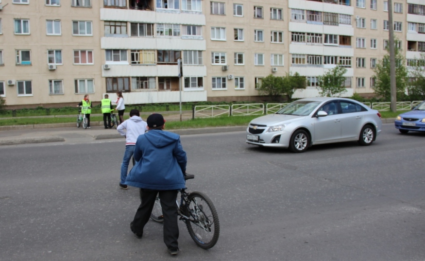 Юные велосипедисты правильно пересекают проезжую часть