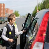 2 Раздают водителям листовки