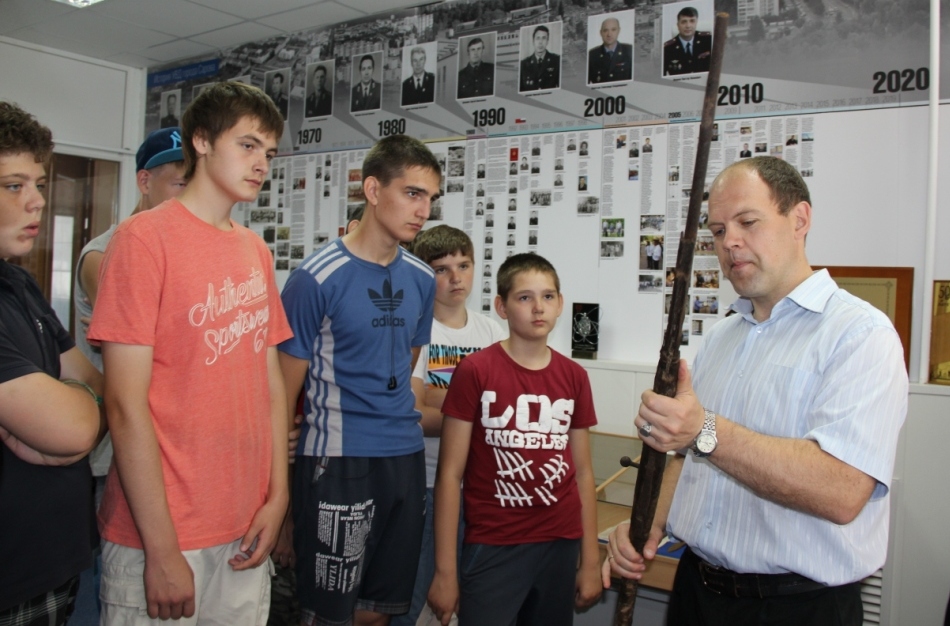 Член ОС при УВД В.А. Трифонов в музее с подростками