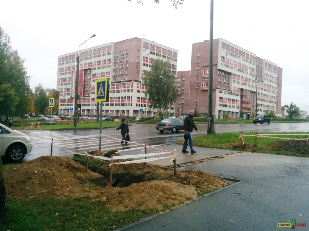 Светофор на перекрестке у театра - 4