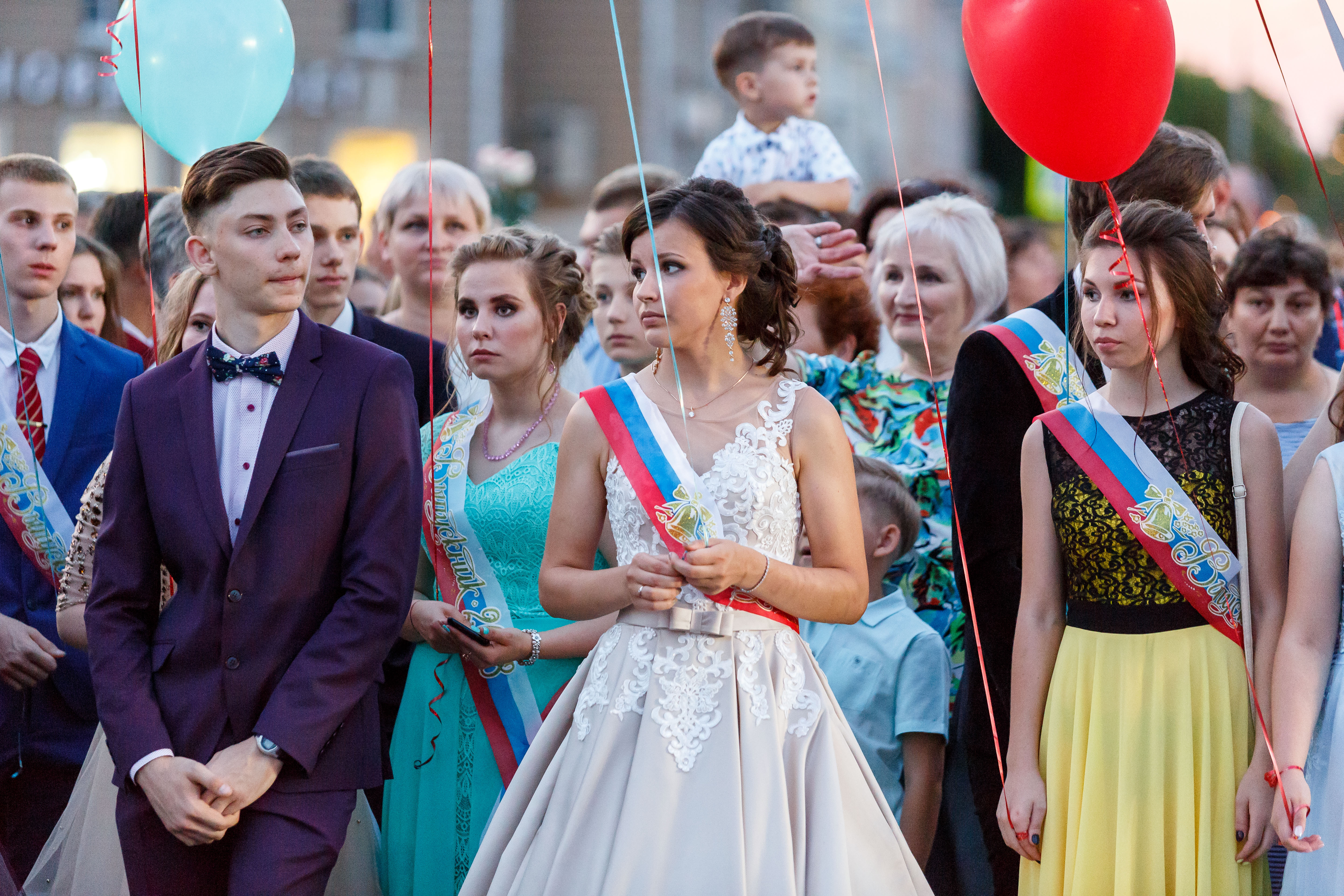 Выпускные вечера видео. Выпускной. Школьный выпускной. Школьники выпускной. Выпускной бал.