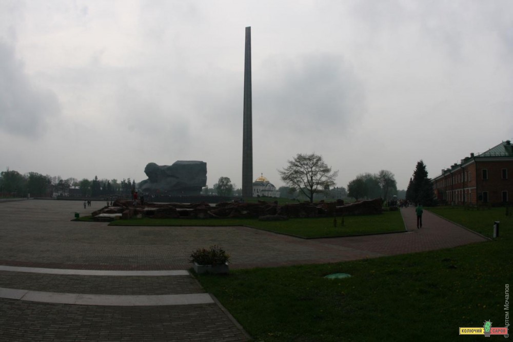 13. Стела у Брестской крепости