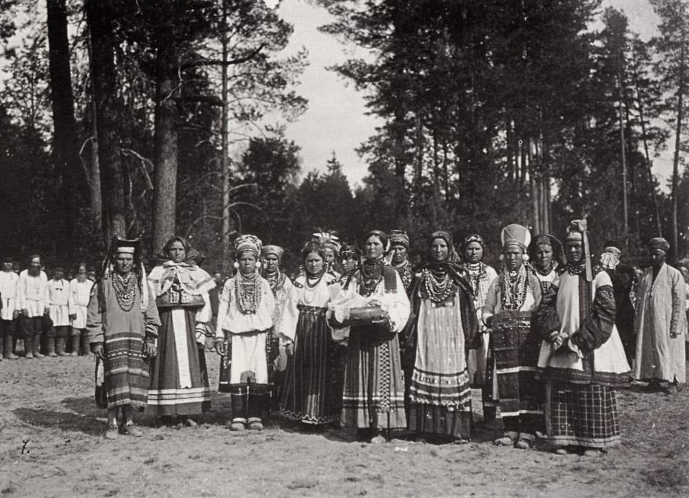 Женщины в национальных костюмах в ожидании прибытия императора. Саров, 1903