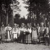Женщины в национальных костюмах в ожидании прибытия императора. Саров, 1903