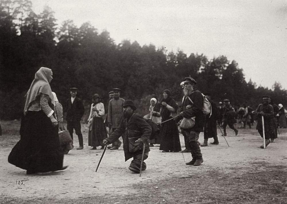 Паломники на пути к святым местам. Саров, 1903
