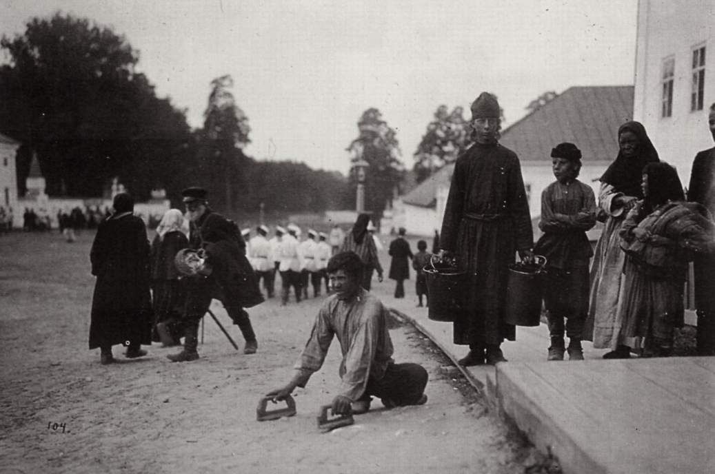 Паломники, пришедшие к монастырю в надежде исцелиться. Саров, 1903