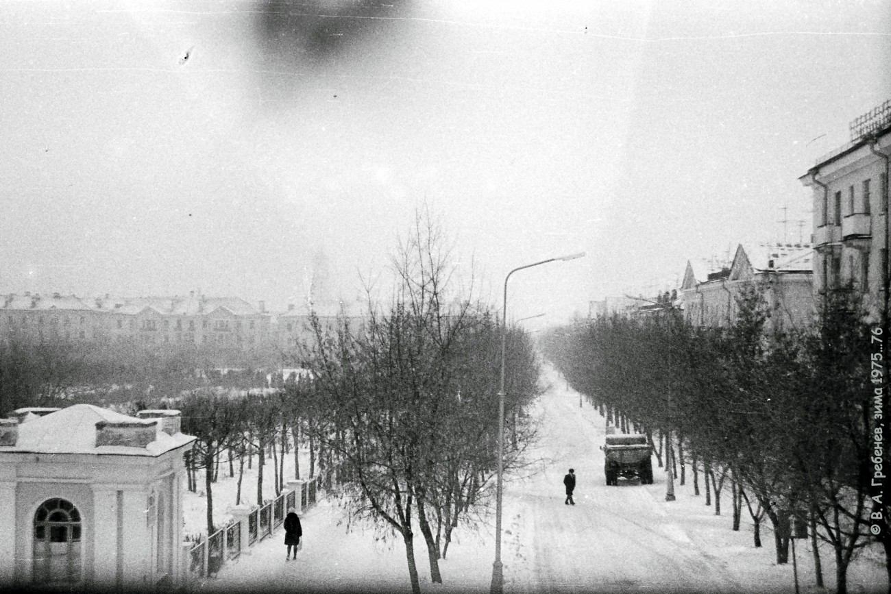 Ул. Дзержинского (фото из окна: пр. Ленина, 23-26, 2-й этаж), предположительно, зима 1975...76.