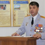 Начальник УВД Виктор Иванов поздравляет
