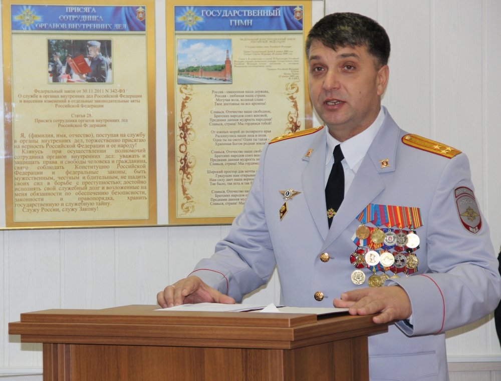 Начальник УВД Виктор Иванов поздравляет