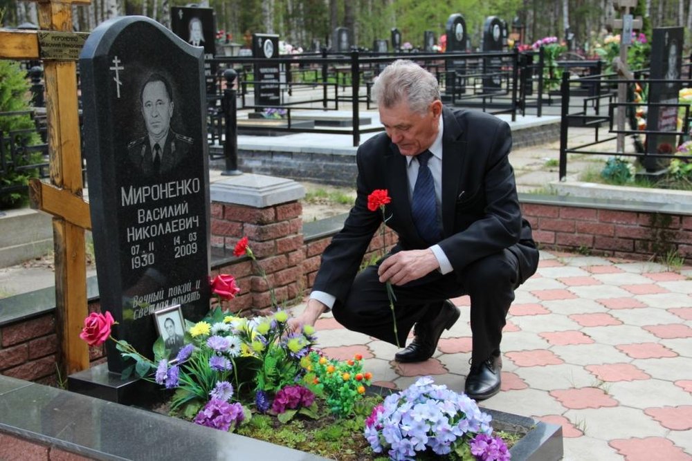 Председатель совета ветеранов УВД Н.М. Жилицин возлагает цветы