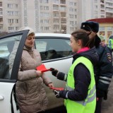 3 Раздают памятки