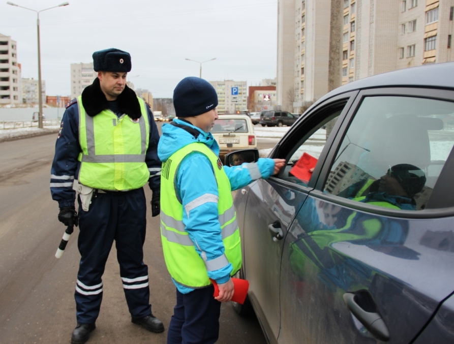 4 Раздают памятки-2