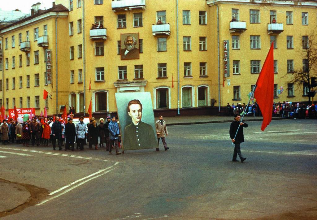 Демонстрация на площади.