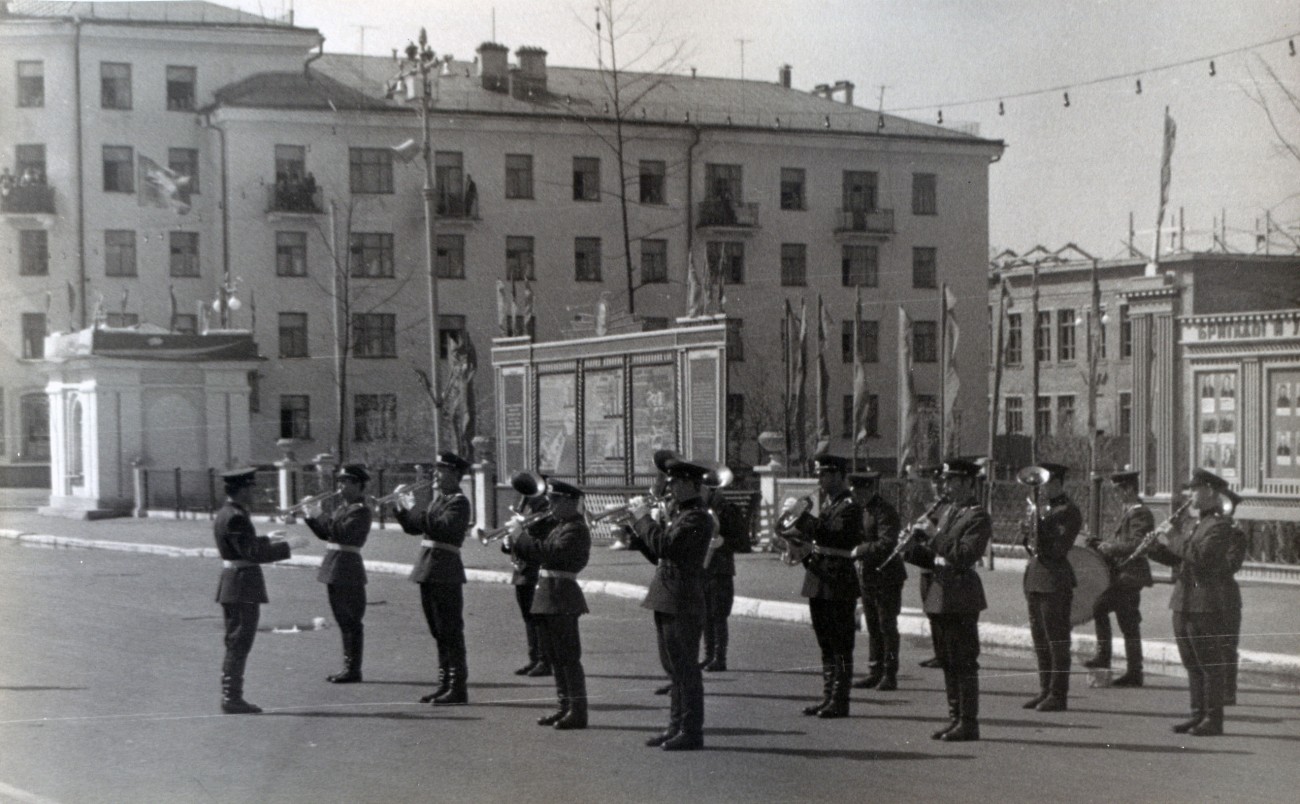 Парад на пл. им. Ленина