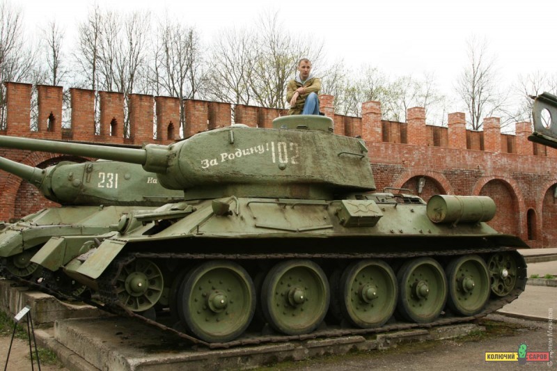 Т-34-85, на заднем плане - ИС-2