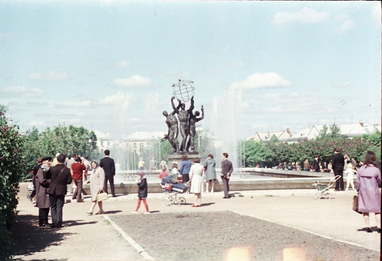 В сквере у фонтана. 1973 г.